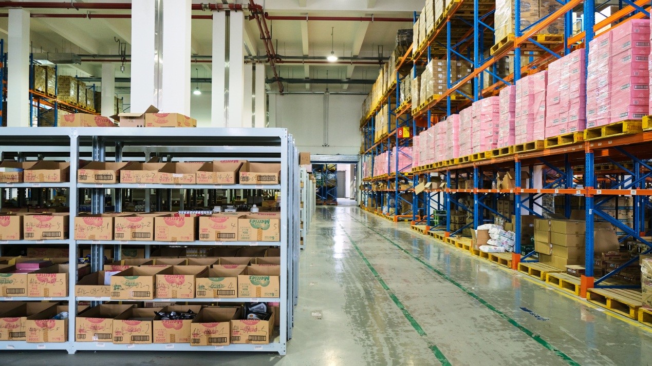 苏宁国际匡威售假后续：投诉用户实地探访宁波保税仓