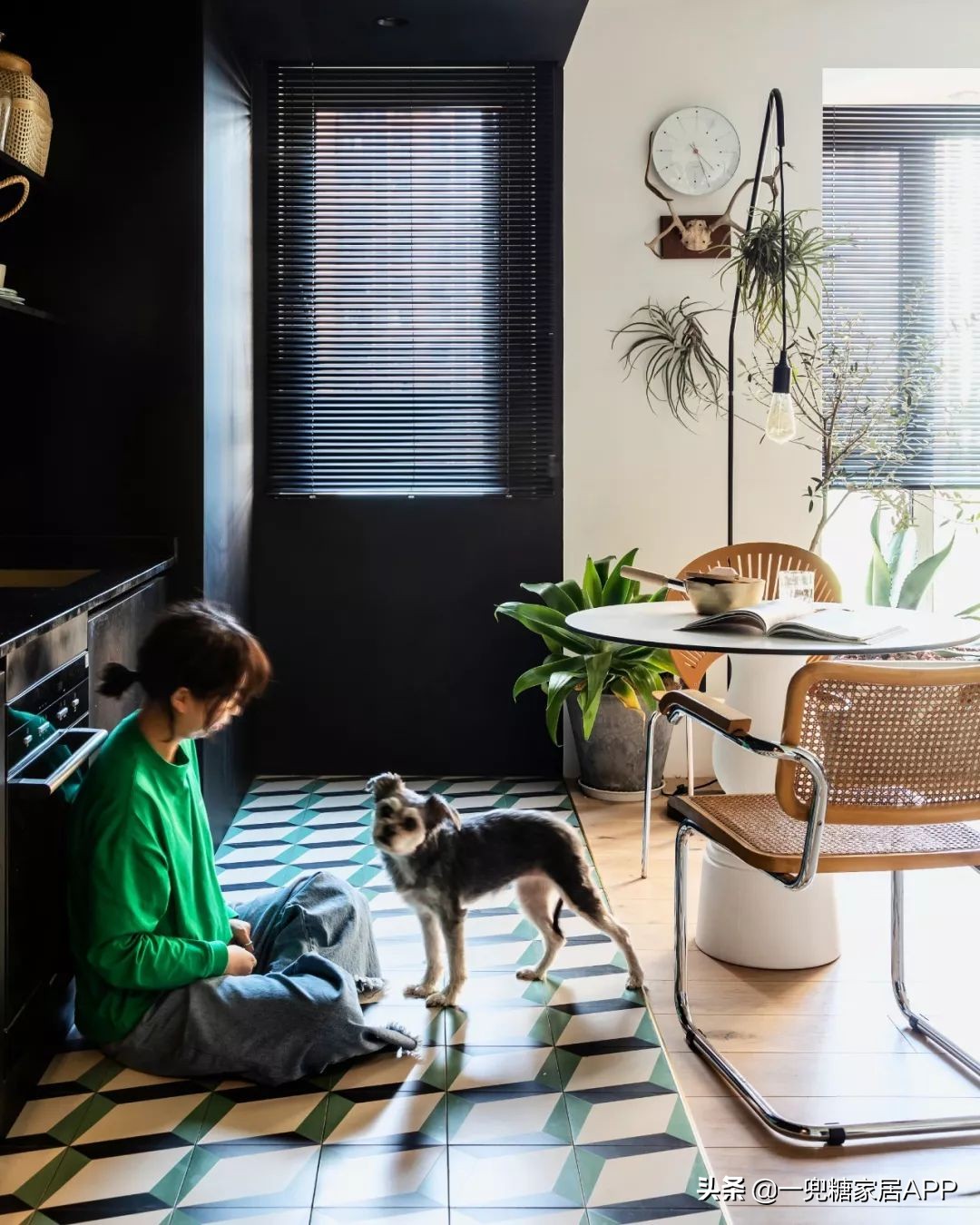 黑色直纹橱柜装修效果图,入门玄关橱柜效果图