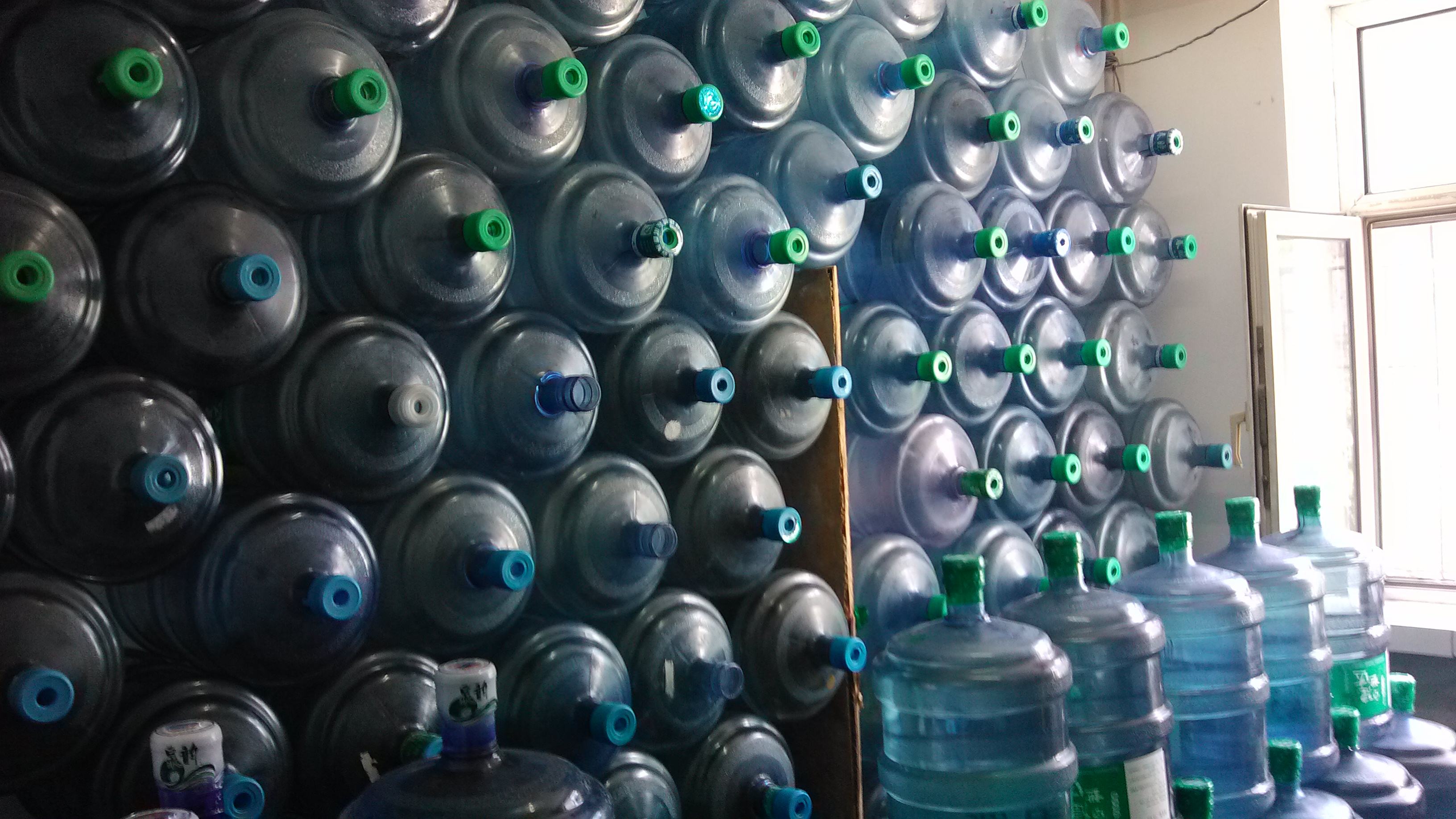 家用净水机与桶装水比较的优点,家用净水器的水和桶装水哪个好