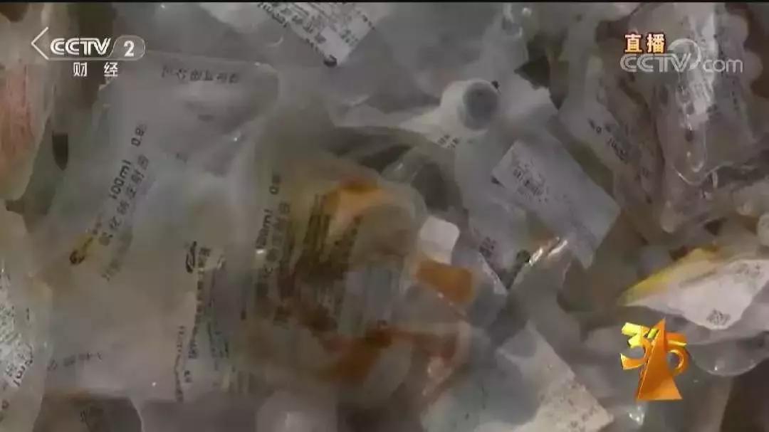沾血、带药水的输液瓶，变成孩子嘴里的玩具！说了你都不敢信