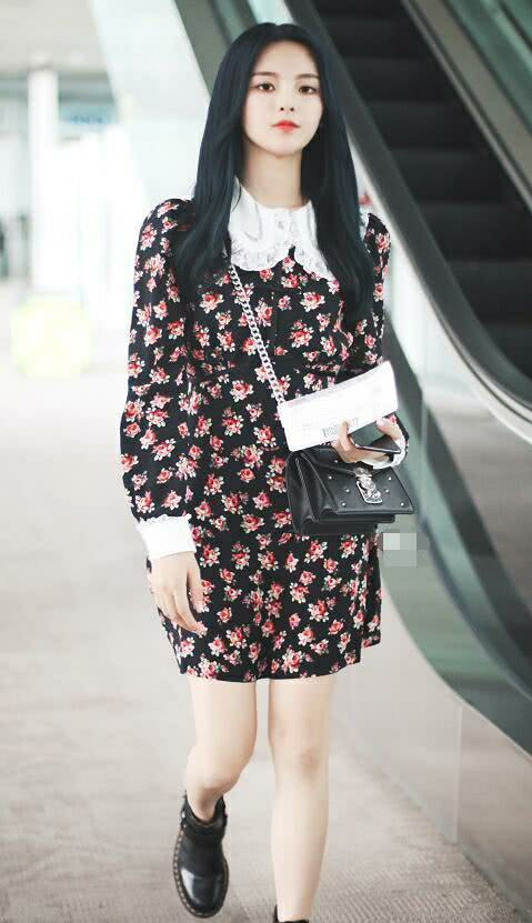 杨超越白色长袜,杨超越穿黑色直筒袜