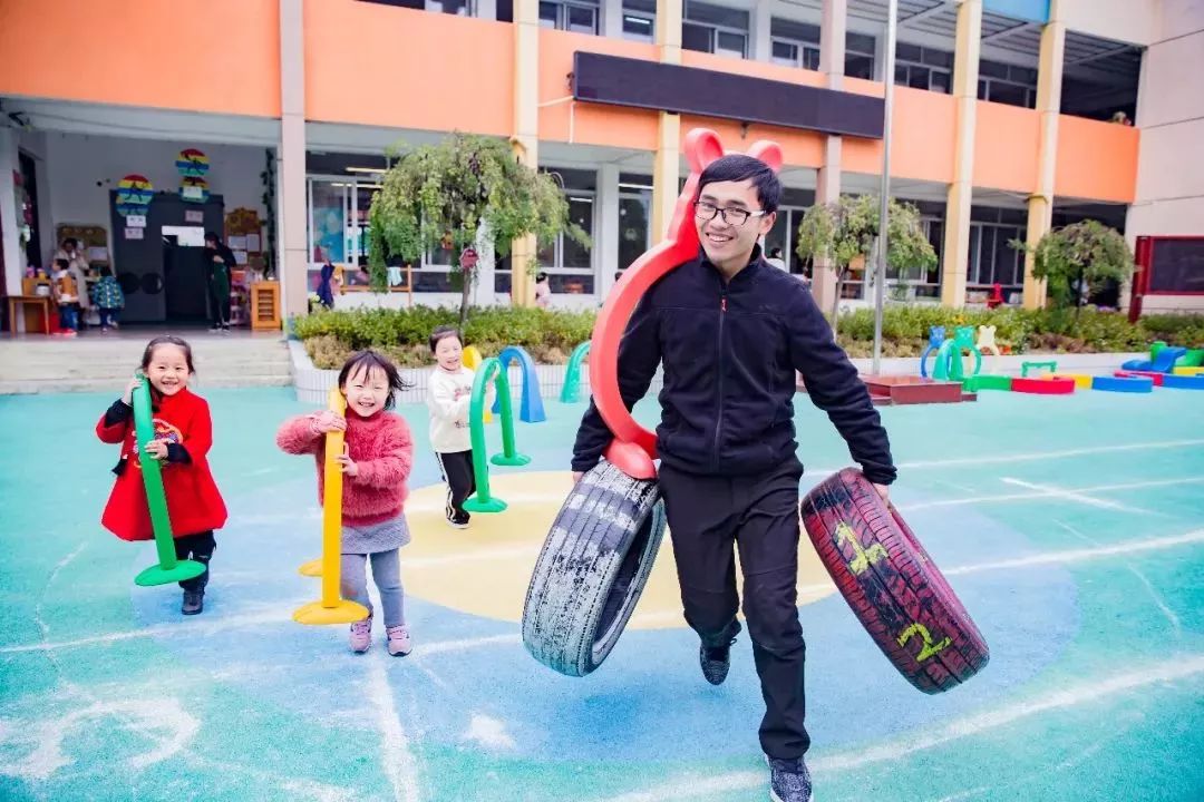 幼儿园男老师的出路,幼儿园男老师年龄大如何发展