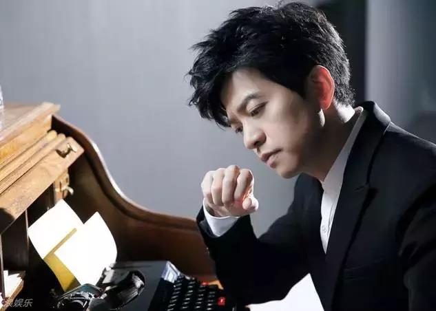 李健清华大学唱功,斯文理工男李健