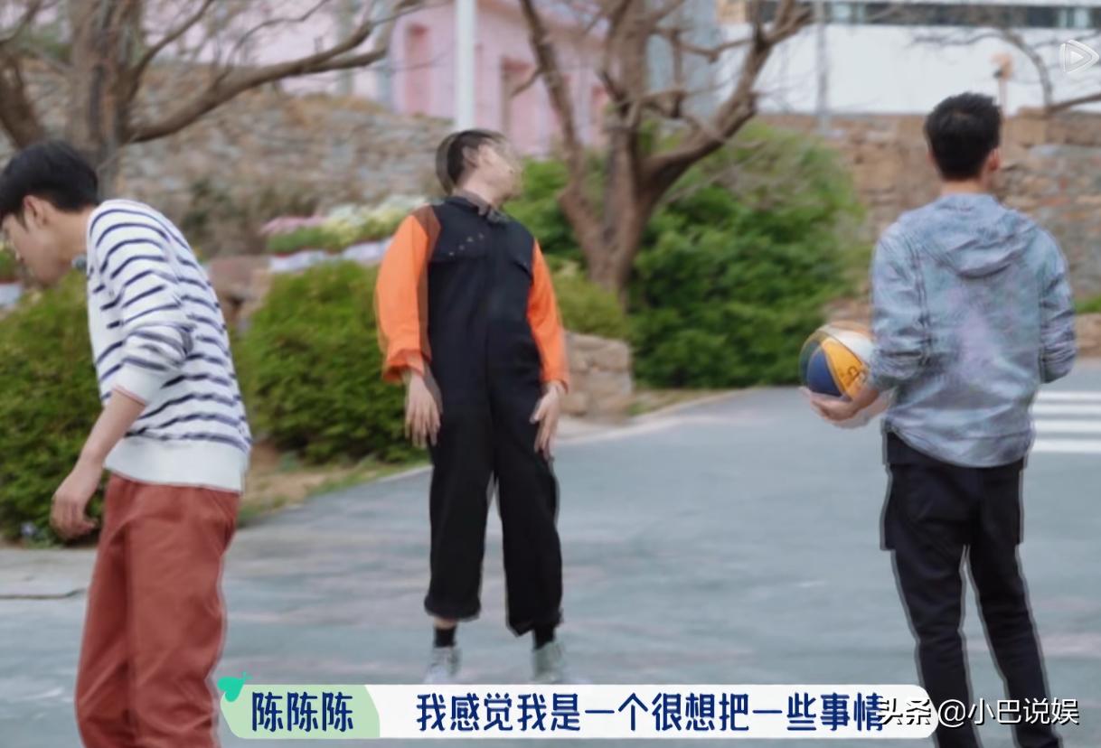 精致过头？桃花坞村长打篮球，热身活动让人等不及，剪指甲至于吗