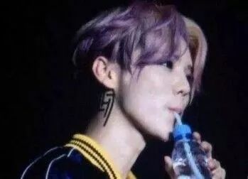 涂口红不沾杯不掉色方法,涂口红的正确方法初学者不沾杯