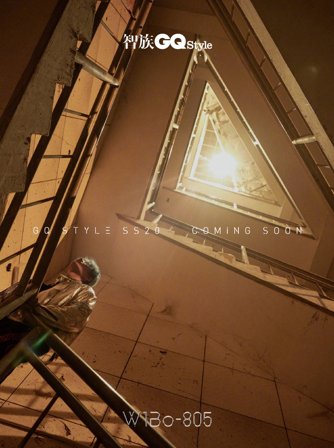 王一博身着黑色金丝长衫亮相,王一博穿红黑拼接皮衣酷帅十足