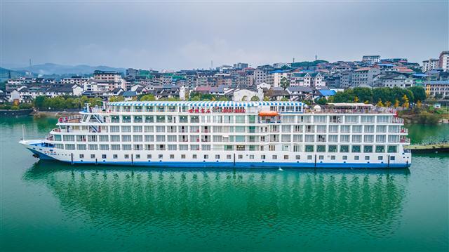 三峡游轮上水下水哪个好玩,三峡游轮上水和下水哪个好
