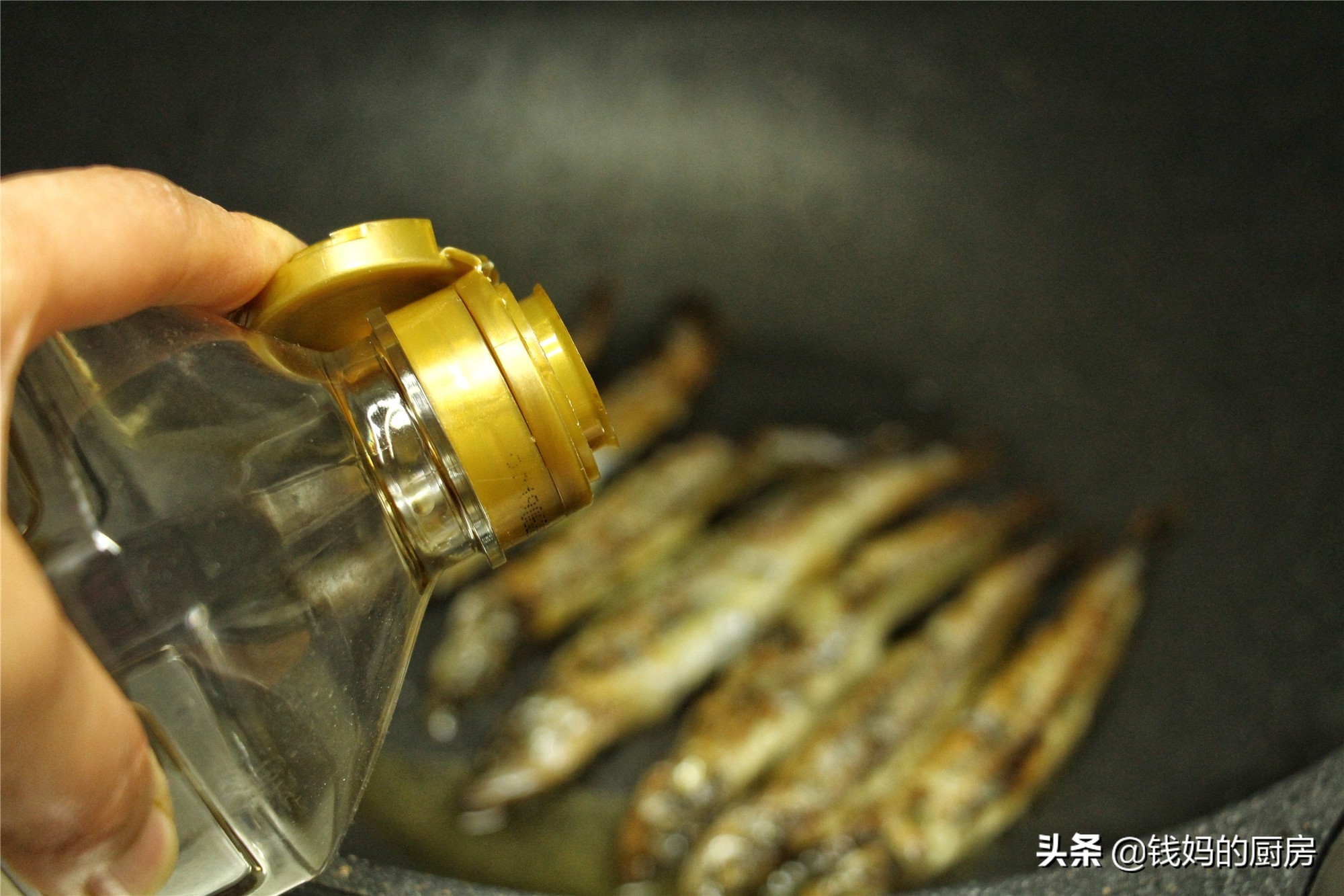 每次去超市碰到这鱼都会买，2元1条，煎一煎下酒真的很香