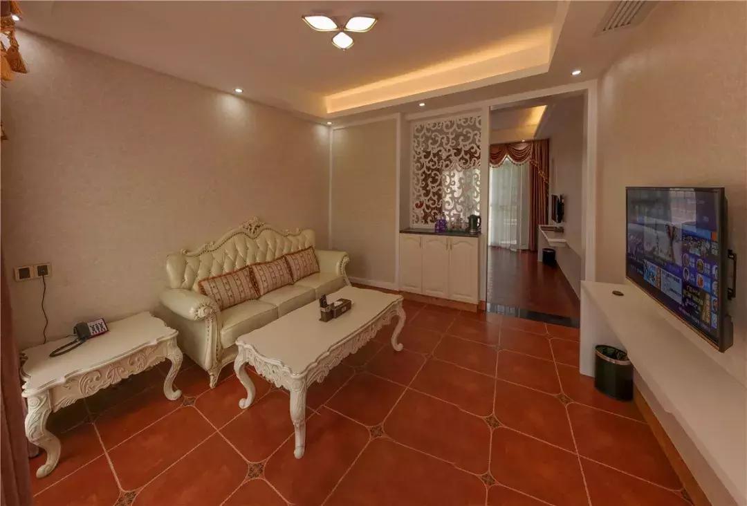 清远这座糖果色湖景汤泉别墅，私藏气派大瀑布和绝美草原！！