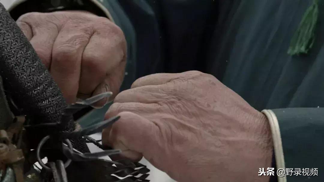 敖鲁古雅原始部落驯鹿喂草,敖鲁古雅驯鹿旅行