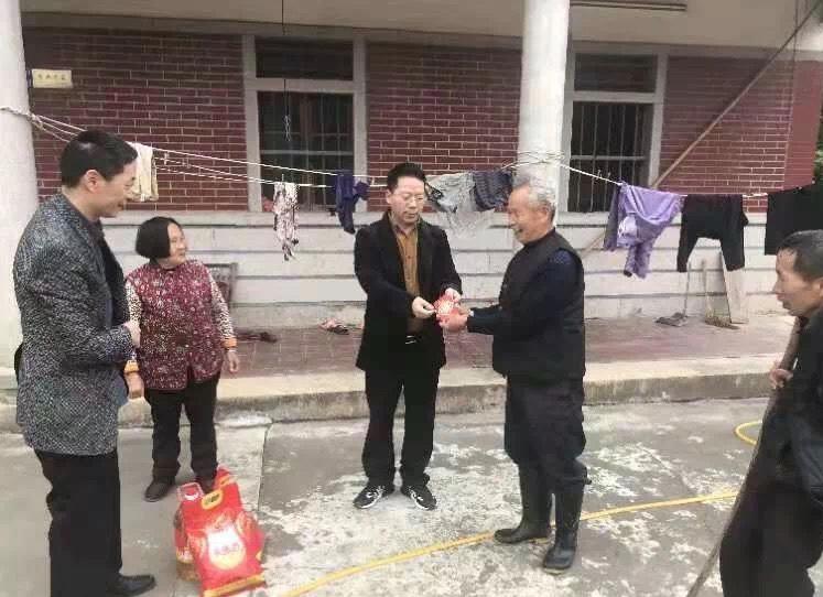 海天下集团董事长黄玉树先生出资20万支持新春慰问活动