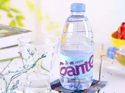 靠卖可乐发家致富,靠卖水年入千亿