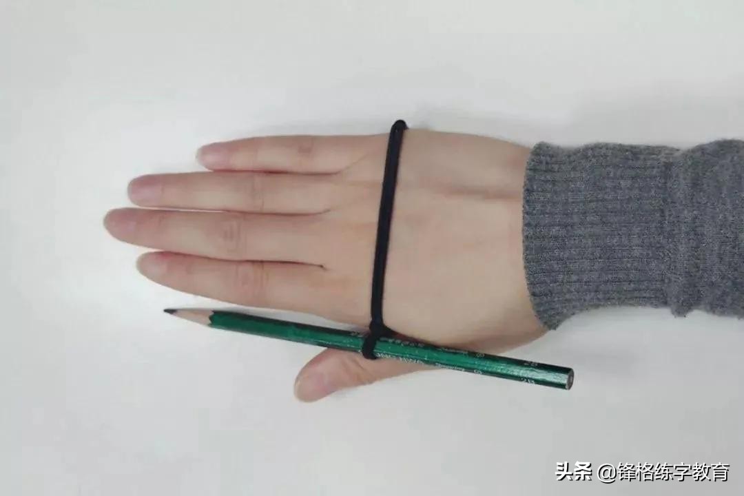 如何快速纠正孩子的握笔姿势,怎样才能给孩子纠正握笔姿势