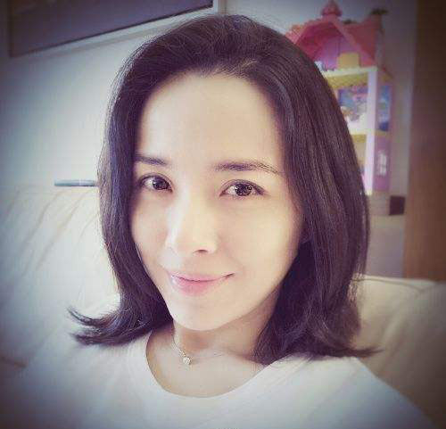 他曾是“职场男神”，娶“北电才女”李佳，今一家四口其乐融融