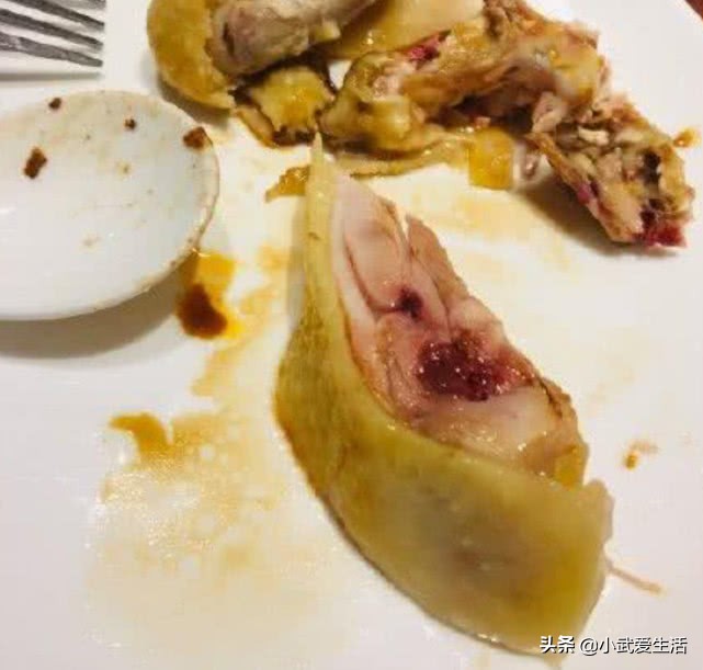 在广东餐厅吃到没熟的白切鸡，别急着找老板理论，不然会闹出笑话