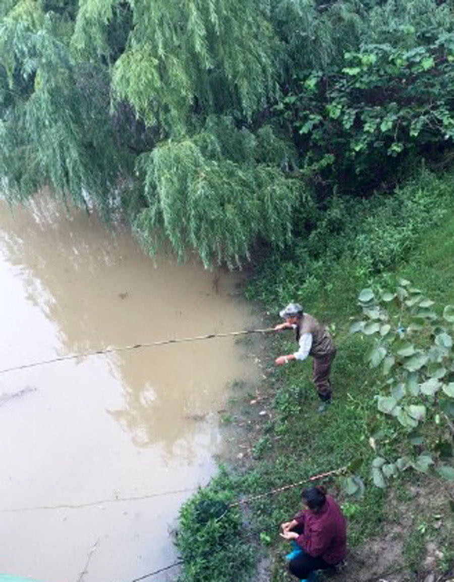 一对78岁的恩爱夫妻钓鱼,一对小夫妻钓鱼