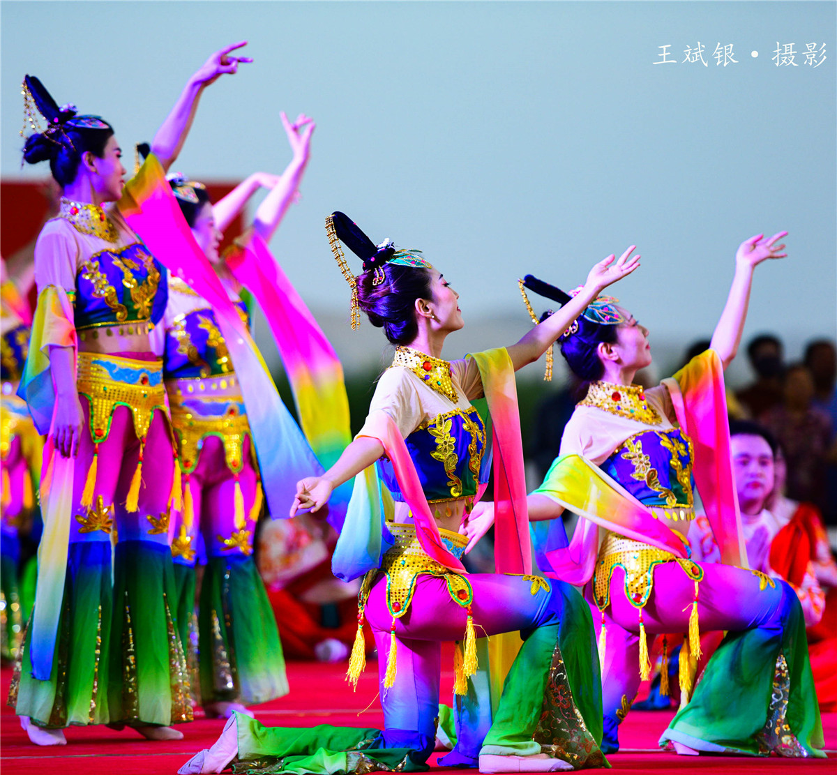 适合穿敦煌服跳的舞,跳敦煌舞服装