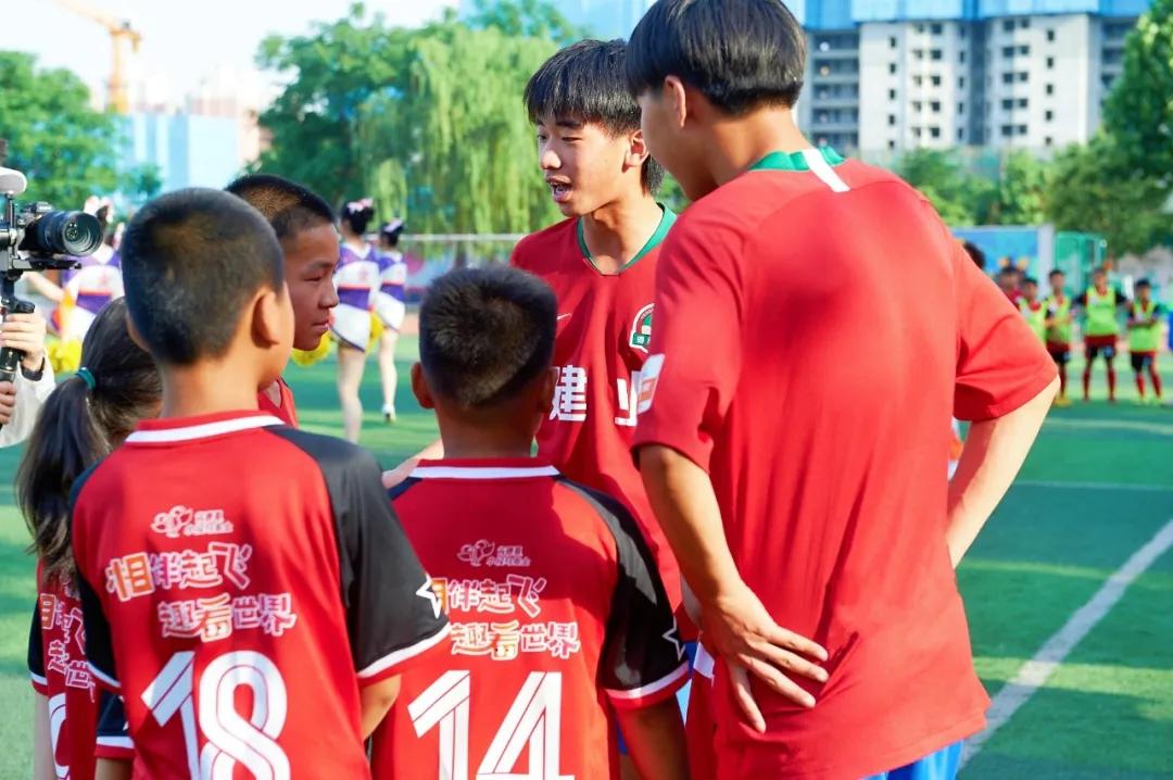 小小的足球装着美好的童年和梦想,小小足球承载着孩子的欢乐与梦想