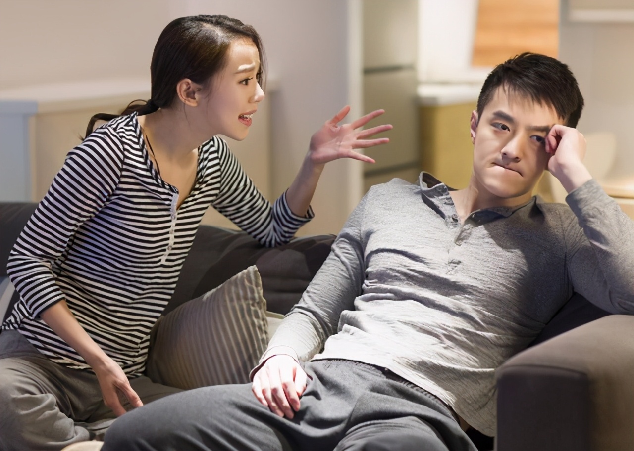 7岁女孩一到周六就喊肚子痛，医生检查后痛斥家长：你们离婚吧