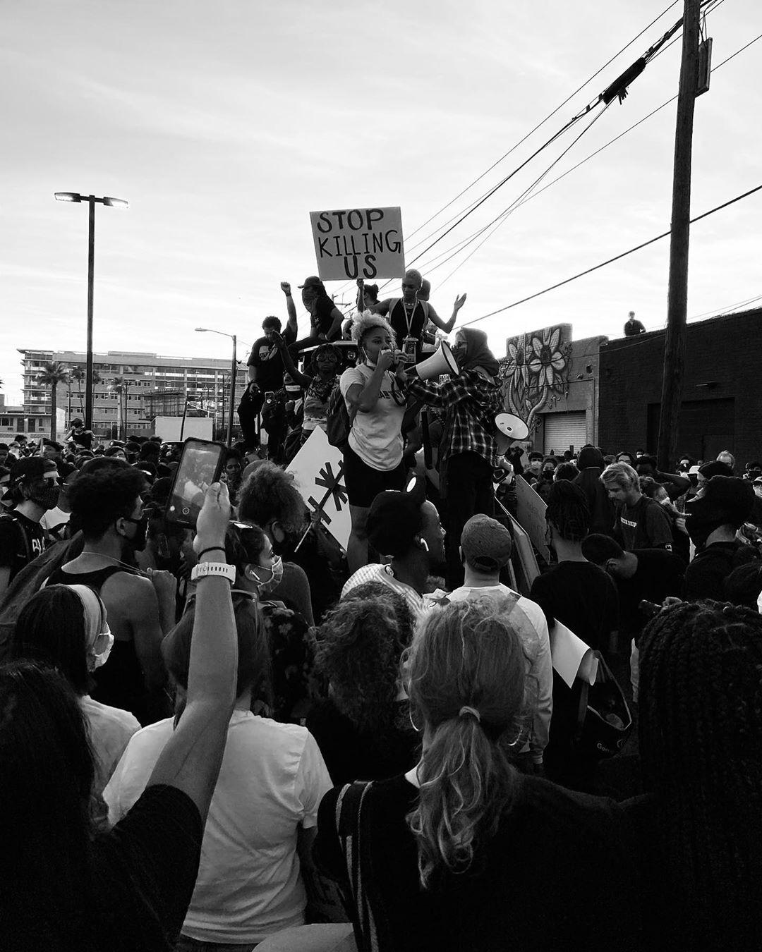 多家潮店被砸抢，JR斯密斯殴打*行游**白人，乔丹坐不住了