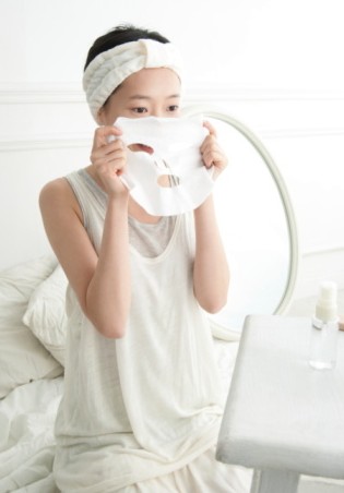 为什么用了面膜之后会脸红彤彤的,面膜过敏引起的脸红多久会消失