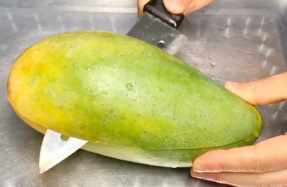 芒果的正确打开方式不用脏手,芒果可以怎样剥皮不用刀不用牙签