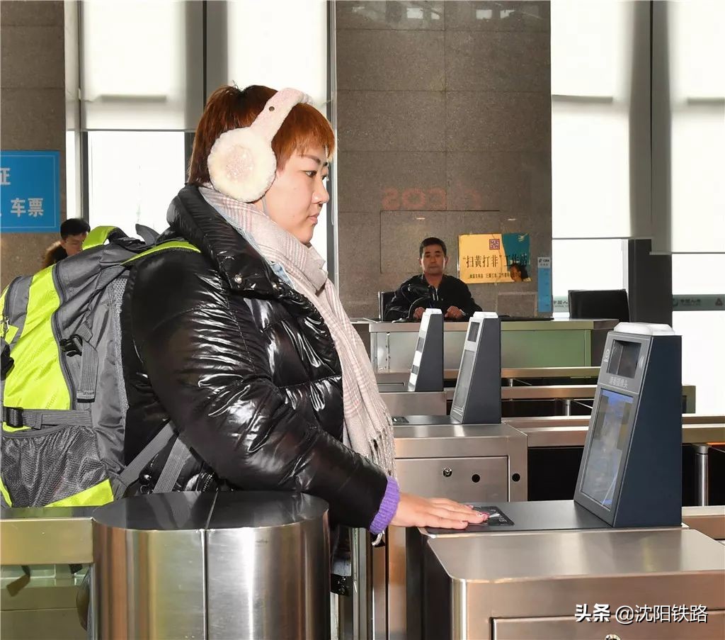 实行电子客票首日旅客为便捷点赞