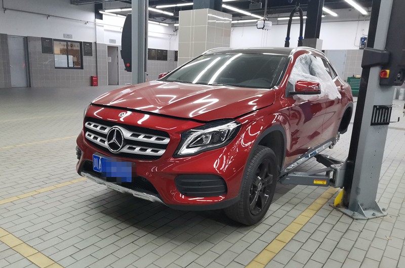 40多万买新奔驰刚发动就出故障,成都美女购买奔驰