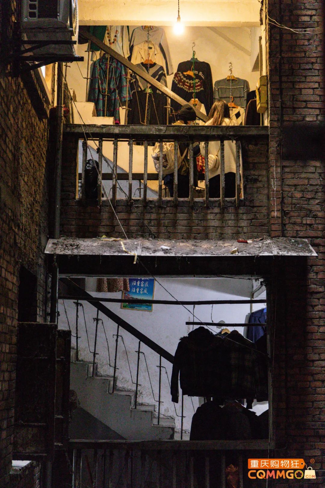 解放碑一层楼卖衣服,解放碑二手衣服市场