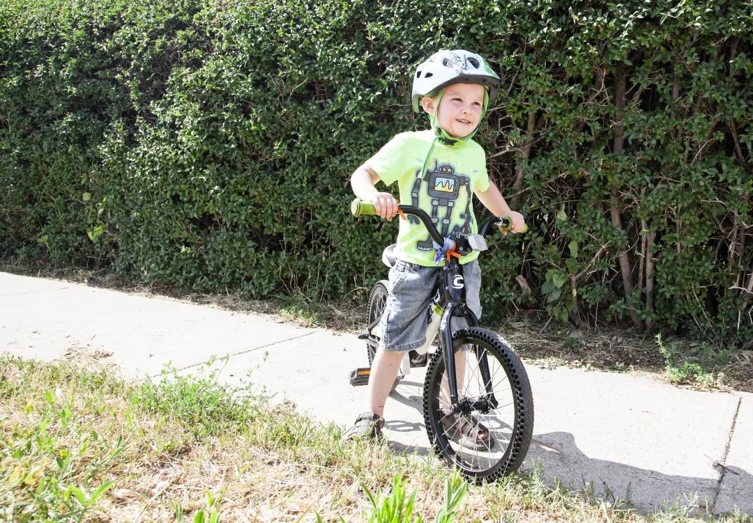 电动车爆胎了继续骑会怎么样,电动车前轮爆胎会产生什么后果