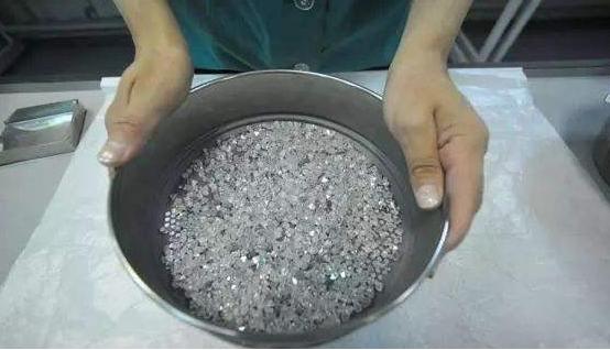 钻石是什么东西？科学家把钻石放到真空管，一加热，奇迹出现了