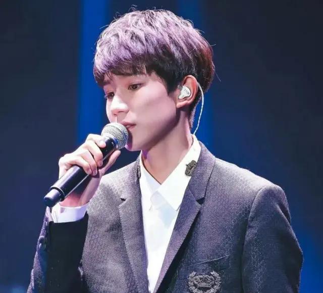 怎么处理“唱歌忘词”？王源嘟嘟嘴，周杰伦机智，王力宏最独特