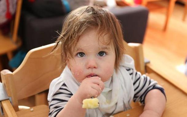 小朋友吃手如何引导,小孩吃手怎么正确引导