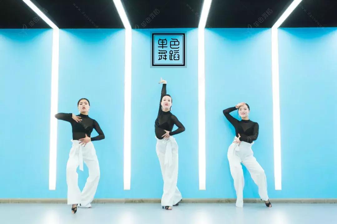 跳拉丁舞的女生有马甲线,跳拉丁舞的女生最有魅力