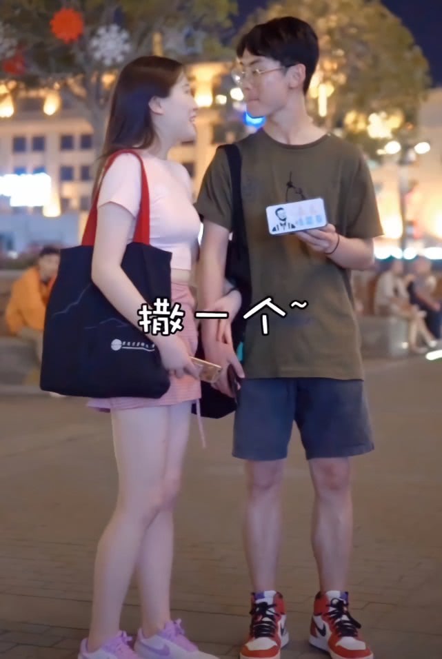 街上穿情侣装撒狗粮秀恩爱,街头情侣秀恩爱撒狗粮抖音