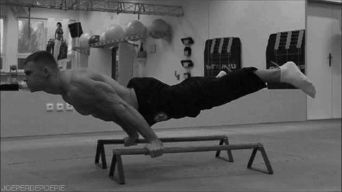 一个练肩的黄金动作,每天100个俯卧撑100个深蹲能增肌