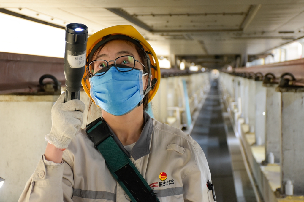 让团旗在一线飘扬,让红旗在心中飘扬打赢疫情攻坚战