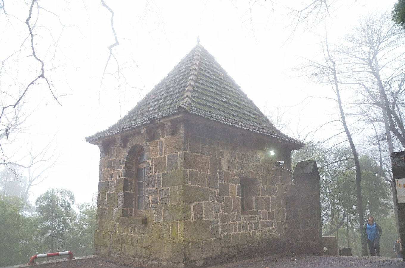 一座白楼，青山环绕，云卷雾舒～享受在莫干山野的娴静自由