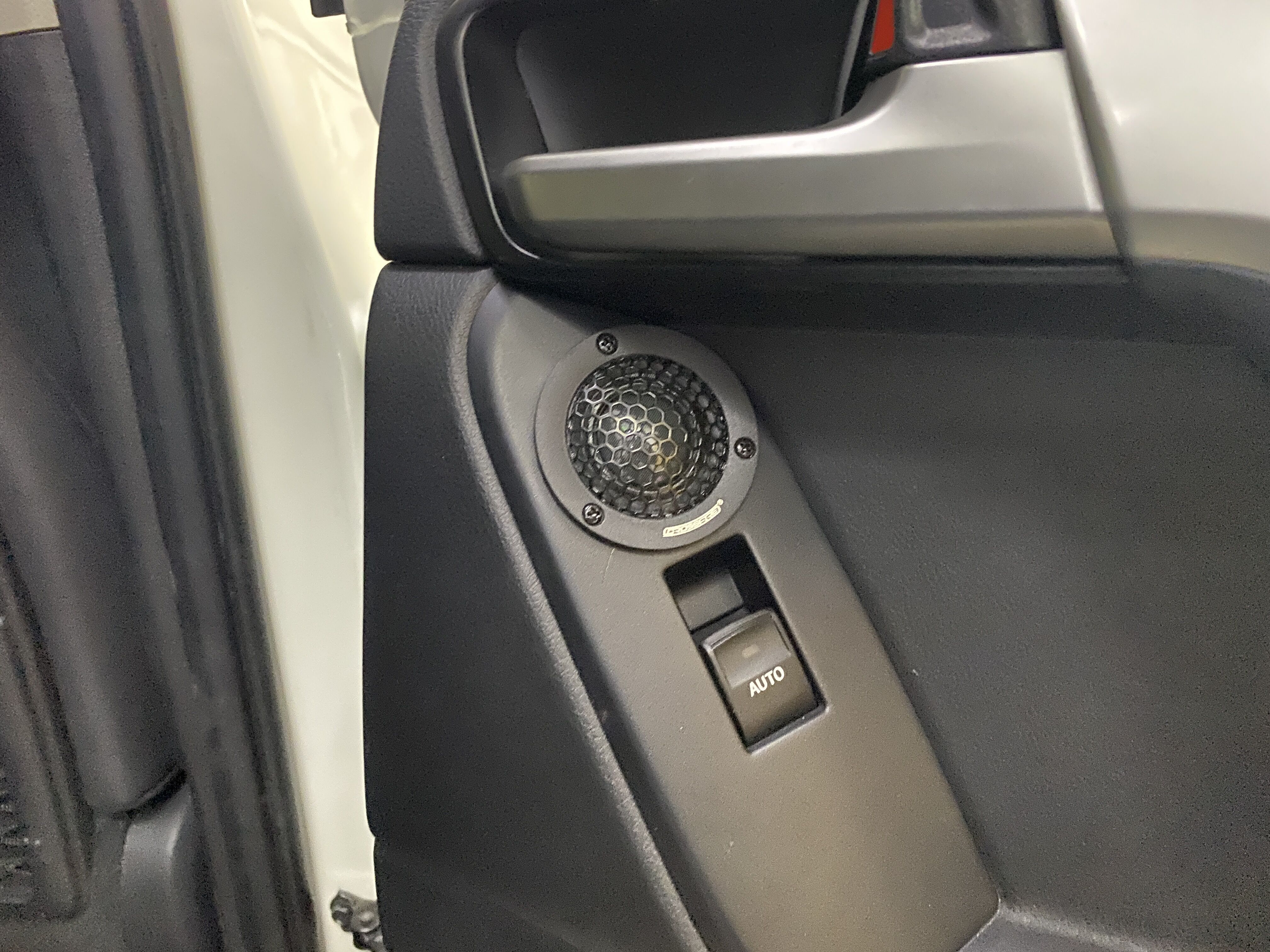 赤峰汽车音响改装鑫航改装丰田霸道升级四门隔音丹拿40周年喇叭