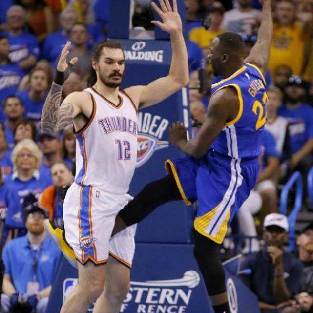 “红队裆部”成靶子3次被偷桃！浓眉被罚，勇士73胜踢蛋占便宜