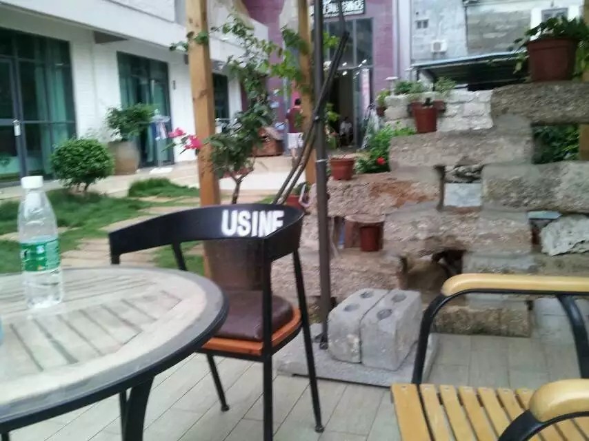 带着孙女去海边,奶奶带着小孙女在北海涠洲岛玩