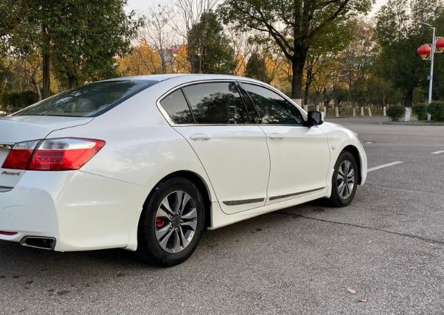 4年前本田粉25万捡漏六缸雅阁，油门如丝顺滑，261马力7秒破百