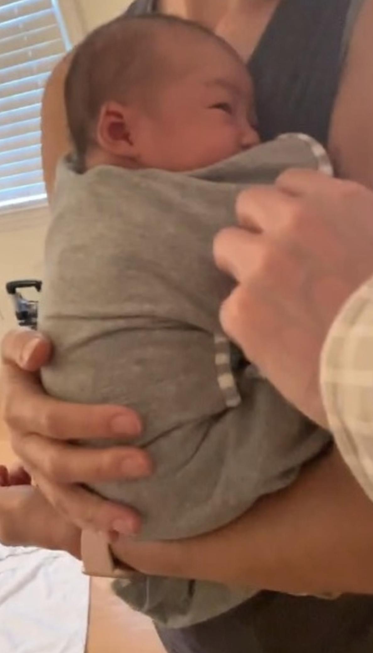 83岁钢琴家刘诗昆为2岁女儿庆生,83岁刘诗昆为爱女庆生