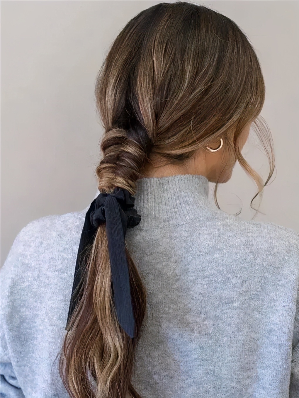 丝巾有什么时髦的使用方法,夏天系丝巾怎样发朋友圈