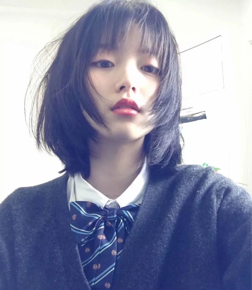 大圆脸型的女生适合剪短发,大脸女生剪短发显脸小的有哪些