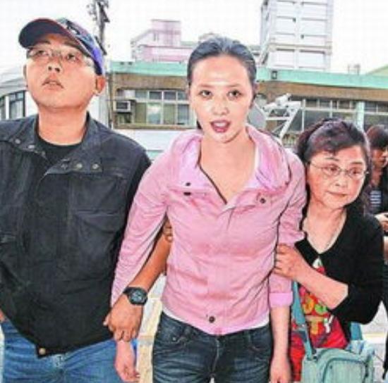 当小三、吸毒坐牢、大骂父母，如今生不出孩子还患癌，算现世报？