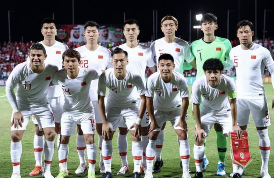 中国男足2-1泰国武磊贺炜,国足2-2战平新加坡武磊vs哈兰德