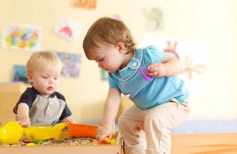 孩子在墙上涂鸦家长如何做,孩子喜欢在墙上涂鸦是怎么回事