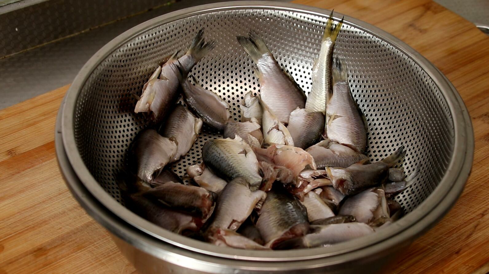 炸鱼的家常做法不用面粉淀粉,炸鱼挂芡是用淀粉还是用面粉