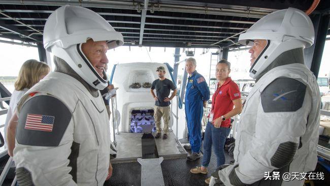 太空酷炫拽，SpaceX时髦太空服引领宇航员新时尚